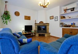 里奥帕尔里奥蒙多旅馆的客厅配有2把蓝色椅子和电视