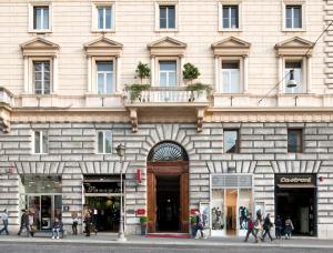罗马吉奥里纳森纳勒酒店的一座建筑,前面的人在步行