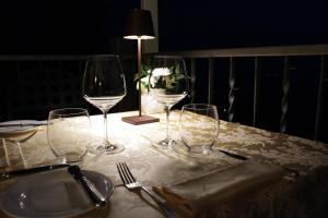 瓦雷泽科洛纳酒店的一张桌子,上面有三杯酒和盘子