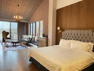 Fengping云山水88Villa民宿的一间带大床的卧室和一间客厅