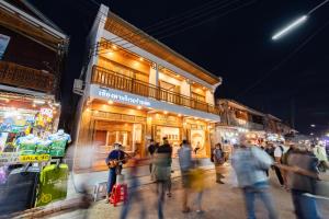 清刊Chiangkhan River Walk Hotel的一群人晚上在街上走