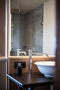 Vols am SchlernGfell的浴室设有白色水槽和镜子