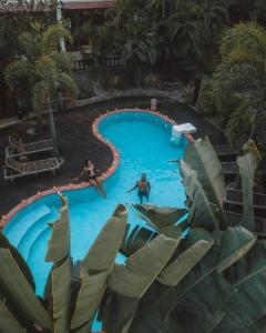曼德勒红色运河酒店的两人在度假村的游泳池游泳