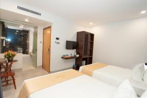 绥和市La Casa Tuy Hòa的酒店客房带两张床和一间浴室