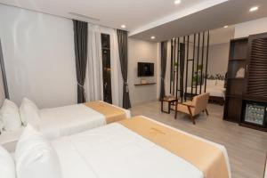 绥和市La Casa Tuy Hòa的酒店客房带两张床和一个客厅