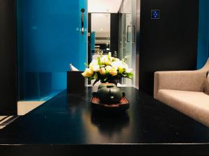 广州礼途酒店（淘金地铁站店）的客厅桌子上的花瓶