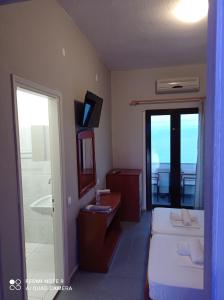 卡利塞亚-豪客迪克斯GR Apartments Sea View的酒店客房设有一张床和一间带窗户的浴室