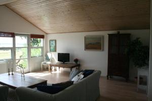 克内贝尔Rolsø Retreat - the apartment的客厅配有沙发和桌子