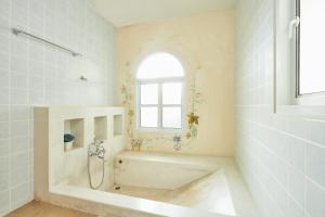 七岩七岩塔莱维拉酒店的白色的浴室设有浴缸和窗户。