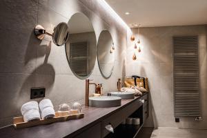 思科纳Prunner Luxury Suites - Adults Only的浴室设有2个水槽和2面镜子