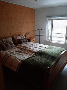 BeutenakenBeutenaken Drie的一间卧室设有一张大床和一个窗户。