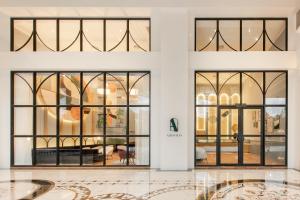 吉隆坡AMI Suites的玻璃门的建筑物入口的 ⁇ 染