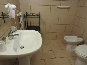 塞斯特雷斯西亚托瑞酒店的一间带水槽和卫生间的浴室