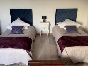 MontmoreauMONTISMAURELLI的两张睡床彼此相邻,位于一个房间里
