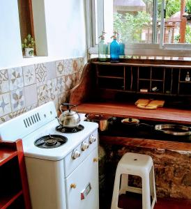 德尔迪克镇Casita de Piedra B&B的厨房配有炉灶和茶壶