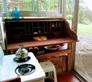 德尔迪克镇Casita de Piedra B&B的厨房配有茶壶和吧台
