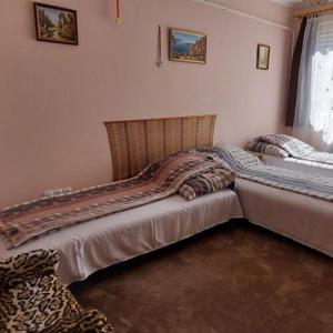 拜赖焦新村Bundik Vendégház的卧室内两张并排的床