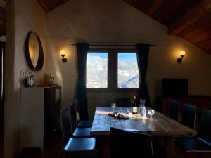 莱斯奥琉斯Charming chalet, 3 rooms, 6 to 8 persons, Meribel, Les Allues的餐桌,享有山景