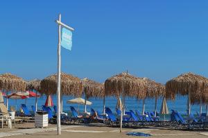 普拉塔尼亚斯Sonio Beach - Que Bella Collection的海滩上的一组椅子和遮阳伞