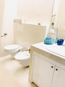 瓦拉泽seahousevarazze的白色的浴室设有卫生间和水槽。