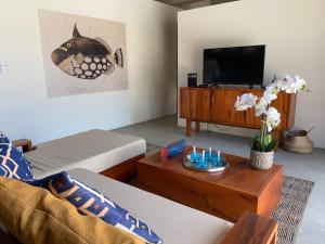 蒙达Casa Mundaú Tropical Beach Villa的带沙发和电视的客厅