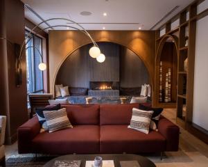 多伦多金普顿圣乔治酒店的带沙发和壁炉的客厅