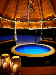 米托博德杜比荣Apartmány Elli的一个带灯的房间的大型热水浴缸