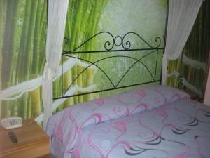 皮索涅托托尔酒店的一间卧室配有一张带熨斗床头板的床