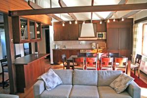塔库沃里安娜公寓 的客厅以及带沙发和桌子的厨房。