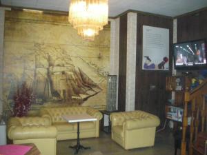 皮索涅托托尔酒店的一间设有两张沙发的房间和墙上的绘画