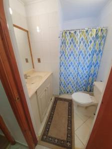 里坎雷cabaña los robles的浴室配有卫生间、盥洗盆和淋浴。