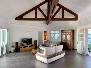 Ravine des CabrisVilla BELLE VUE, CHAMBRE BAMBOUS的客厅配有白色沙发和电视