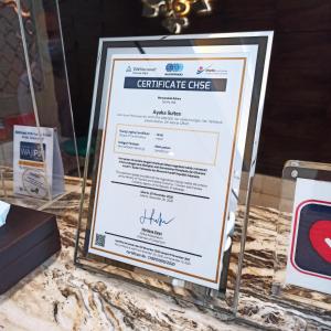雅加达艾亚柯套房酒店的一张桌子上的研究生职位证书的标志