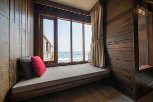 沙美岛班普罗海酒店的海景客房的靠窗座位