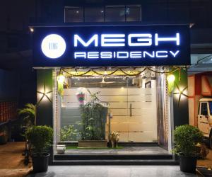 纳威孟买MEGH RESIDENCY的商店前方有居住地标志