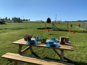 TramelanVent_du_Nord的野餐桌,野外上放盘子和盘子