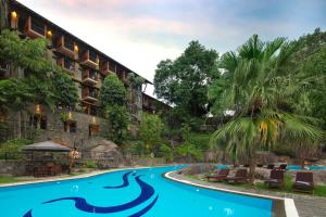康提艾特肯斯彭斯酒店的一座带游泳池和度假村的酒店