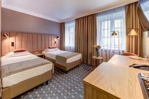 圣彼得堡阿尔巴特街北酒店的酒店客房设有两张床和窗户。