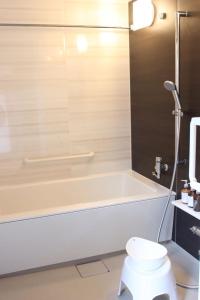 白马村Hakuba Youluri的浴室配有白色浴缸和卫生间。