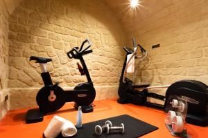 巴黎Bonsoir Madame的一间设有健身房的房间,配有两辆健身自行车