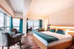 库萨达斯艾拉达酒店的酒店客房设有一张床和一个大窗户