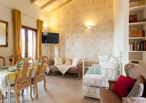 阿齐亚佩拉加Rafaello Luxury Villa的客厅配有桌子和沙发