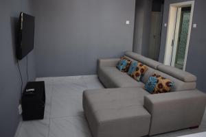罗安达Blue Breeze的带沙发和电视的客厅