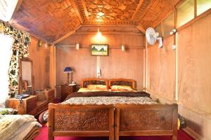斯利那加HB Zaindari Palace的一间卧室设有一张木天花板床。