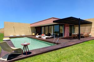 里贝拉维尔杜拉度假酒店的庭院中带游泳池的房子