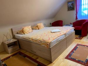 比克内梅特旅馆的一间卧室,卧室内配有一张大床