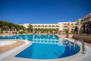 迦玛特Golden Carthage Hotel Tunis的蓝色海水度假村内的大型游泳池