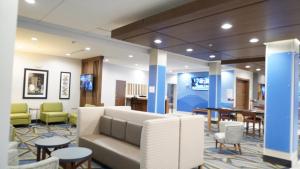 达拉斯Holiday Inn Express & Suites - Dallas Market Center, an IHG Hotel的大堂配有沙发和桌椅