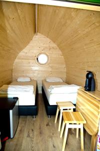 ReisdorfLeaf camping Reisdorf的小型客房 - 带2张床和窗户