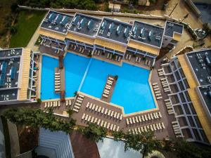 古瓦伊Gouves Waterpark Holiday Resort的享有带游泳池的大楼的顶部景致